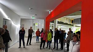Der neue gestaltete Eingangsbereich des Gesundheitscampus: Der rote Rahmen erhält noch gläserne, automatische Schiebetüren.