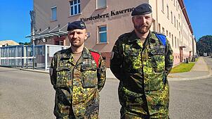 Major Vadim Lorenz (links) und Hauptmann Hagen Fetzer, die zwei Kompanieführer des 13-monatigen Kosovo-Einsatzes des Jägerbataillons.