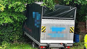 Der Fahrer (60) eines Lieferwagens wird nach einem Unfall eingeklemmt und stirbt.