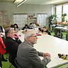 Dieter Stauber, Gabriele Pferd, Wolfgang Sigg und Norbert Zeller (von links) von der SPD im Klassenzimmer der 5b der ...