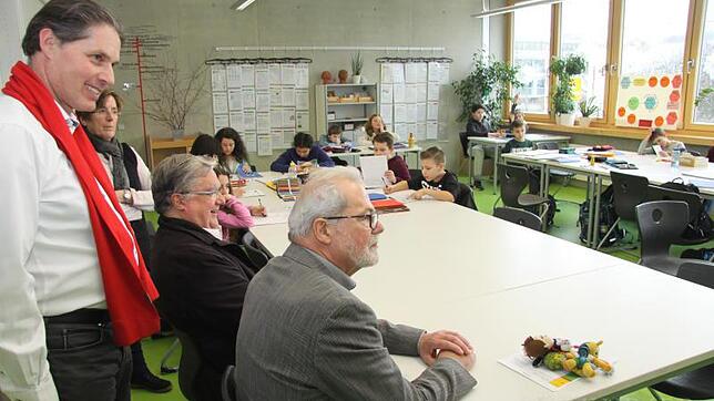 Dieter Stauber, Gabriele Pferd, Wolfgang Sigg und Norbert Zeller (von links) von der SPD im Klassenzimmer der 5b der ...