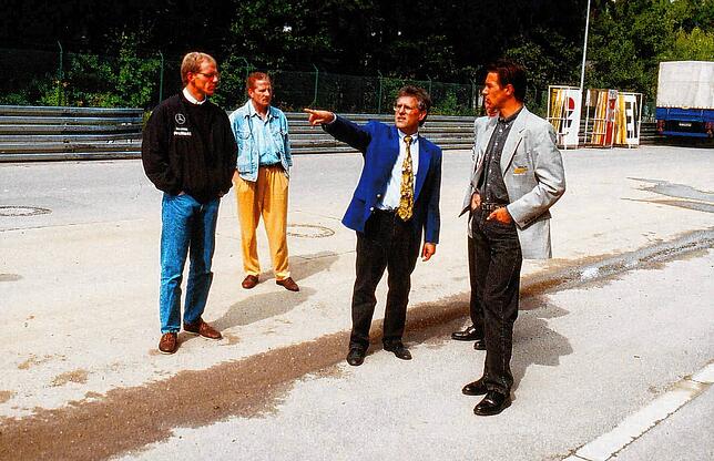 Streckenbegehung 1994 mit Jörg van Ommen von Mercedes (links), Thomas Warndorf (Mitte) und Manuel Reuter von Opel (rechts).