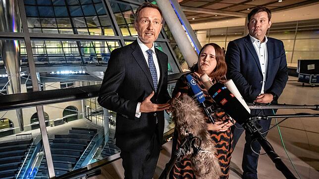 Die Parteichefs der Koalitionsparteien Lars Klingbeil (SPD, r-l) Ricarda Lang (Grüne) und Christian Lindner (FDP) sprechen im Bundestag ...