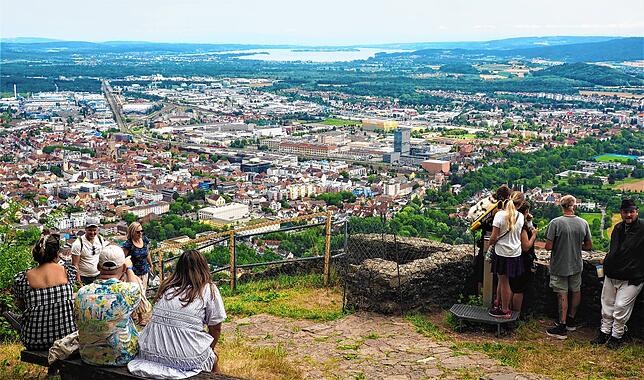 Bild 1: Viele tausend Besucher feiern auf der Burg Hohentwiel