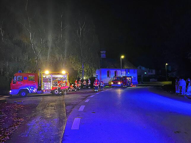 Großes Aufgebot an Einsatzkräften am späten Mittwochabend in Beuren: Unter anderem waren 35 Feuerwehrleute mit sieben Fahrzeugen vor Ort.