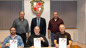 Christian Hertz, Manfred Hanke und Georg Locher (vorn, von links) mit Bürgermeister Maik Lehn (hinten, Mitte), Klaus-Dieter Halder und ...