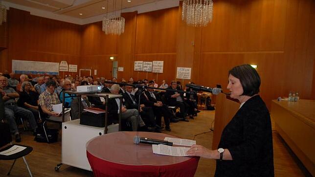 Vor rund 150 Zuhörern übergab Regierungspräsidentin Bärbel Schäfer im Bad Säckinger Kursaal offiziell die Planung dreier A98-Abschnitte ...