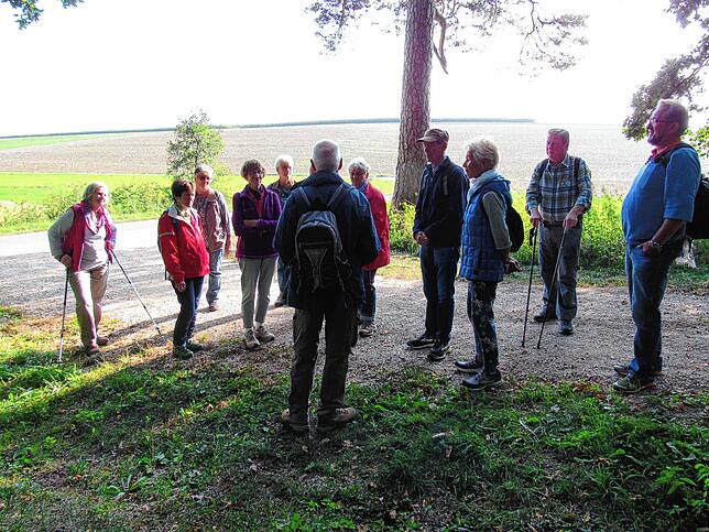 An der kleinen Gedenkstätte am Waldrand am Engelswieser Weg erinnerte Gerhard Teyke an das Jahr 1800. Da tobte in der Region ein Krieg ...