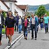 Bernd Häusler (links) sucht als Kandidat der OB-Wahl das Gespräch mit Bürgern des Ortsteils Schlatt unter Krähen: Rund 30 Interessierte ...