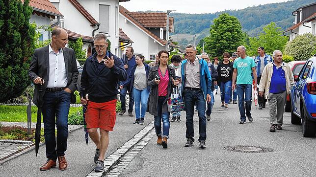 Bernd Häusler (links) sucht als Kandidat der OB-Wahl das Gespräch mit Bürgern des Ortsteils Schlatt unter Krähen: Rund 30 Interessierte ...