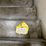 In einem Studentenwohnheim im Paradies werden Abholscheine auch mal auf den Treppen abgelegt – obwohl DHL angibt, Zusteller würden ...