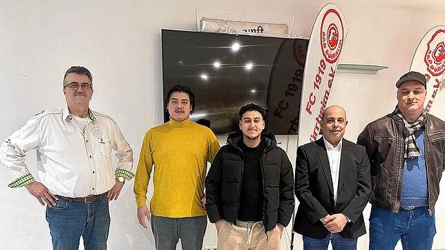 Der FC Bad Dürrheim hat bei der Versammlung hat einen neuen Vorstand gewählt: von links Klaus Kussauer, Phi Long Nguyen, Hüseyin ...