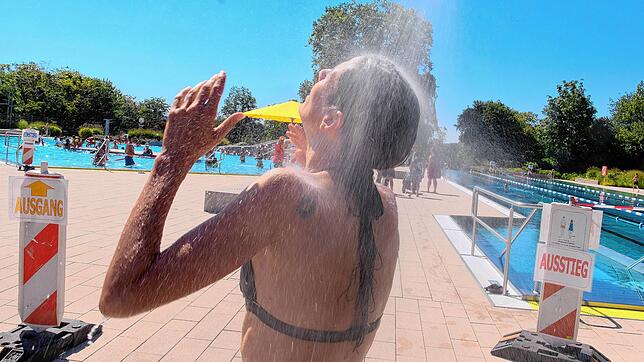 Im Freibad planschen trotz Corona? Aber ja! Ein Besuch im Höhenfreibad Gottmadingen zeigt aber, dass viel weniger Besucher vor Ort sind ...
