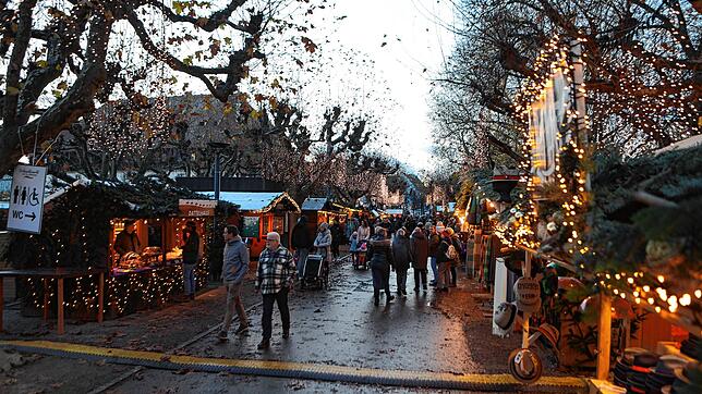Seit einer Woche können die Besucher beim Konstanzer Weihnachtsmarkt von Stand zu Stand bummeln. Doch kaufen und konsumieren sie auch?