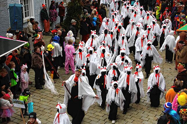 Umzug am Fasnetsmändig in Meßkirch: Die Gruppe der Fledermäuse.