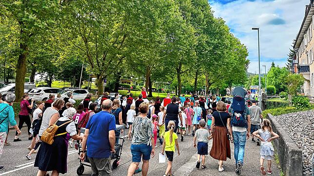 Kinder und Familien folgen dem Umzug.