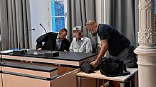 Der Angeklagte vor Verhandlungsbeginn im Gespräch mit seinem Anwalt Gerd Pokrop. Dem 62-Jährigen wird vorgeworfen, Anfang April mit ...
