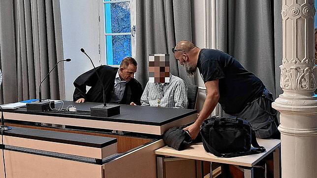 Der Angeklagte vor Verhandlungsbeginn im Gespräch mit seinem Anwalt Gerd Pokrop. Dem 62-Jährigen wird vorgeworfen, Anfang April mit ...