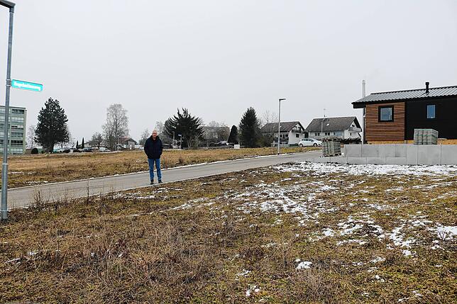 Auf den Flächen vor und hinter Ortsvorsteher Stefan Hofmann sollen insgesamt 21 Tiny Häuser verschiedener Größe entstehen.