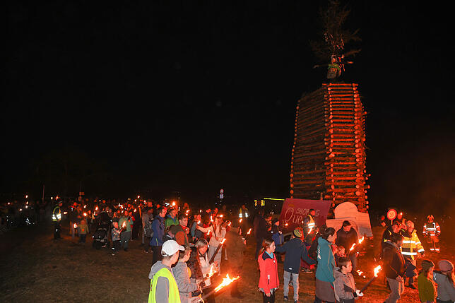 Bild 1: Litzelstetten 2025: Diese Funkenfeuer-Bilder fangen die Tradition perfekt ein!