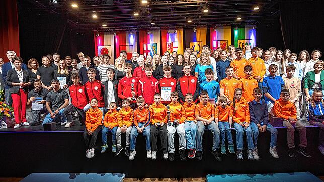 Zahlreiche Sportlerinnen und Sportler werden von der Stadt Radolfzell geehrt.