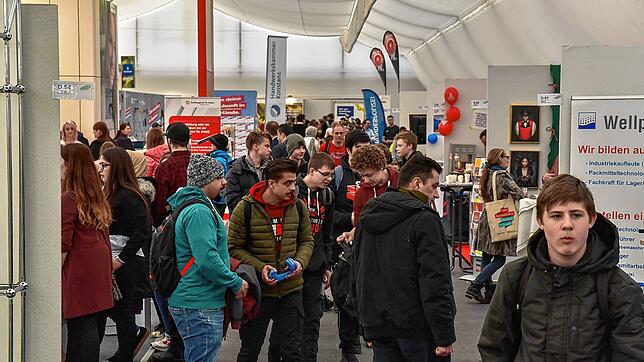Solche Bilder darf es dieses Jahr bei der Jobs for Future-Messe nicht geben: Sch+ler und Aussteller dicht an dicht &ndash; das verbieten ...