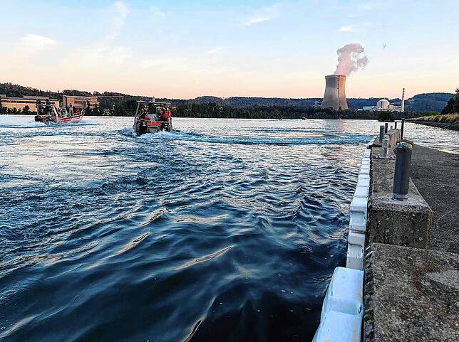 Mit Booten suchten die Rettungskräfte am Donnerstagabend, 11. August, nach einem vermissten Rheinschwimmer.
