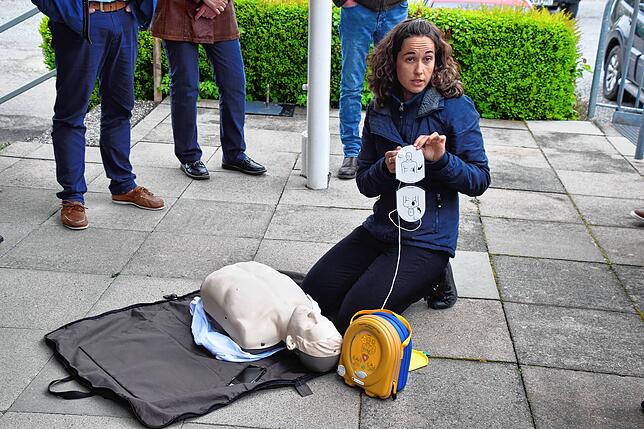 Johanna Ziegler von der Björn-Steiger-Stiftung erklärte 2022 in Bodman, wie man die Elektroden eines Defibrillators richtig aufklebt.
