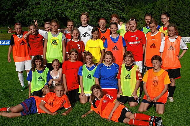 Talente aus dem Bezirk: Neben Anna Butowski (hinten, Zweite von rechts) waren 2009 einige später ebenfalls erfolgreiche Fußballerinnen ...