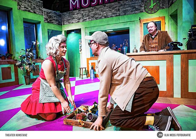 Audrey (Kristina Lotta Kahlert, von links) und Seymour (Jasper Diedrichsen) arbeiten gemeinsam im Blumenladen von Mr. Mushnik (Odo ...