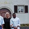 Annerose Gurlitt mit ihren Köchen Pierre Hilaire (links) und Tijan Dibba vor dem Nicolai Torkel. „Es tut mir im Herzen weh, dass ich ...