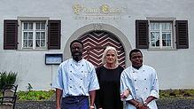 Annerose Gurlitt mit ihren Köchen Pierre Hilaire (links) und Tijan Dibba vor dem Nicolai Torkel. „Es tut mir im Herzen weh, dass ich ...