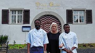 Annerose Gurlitt mit ihren Köchen Pierre Hilaire (links) und Tijan Dibba vor dem Nicolai Torkel. „Es tut mir im Herzen weh, dass ich ...