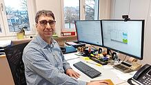 Kämmerer Andreas Irmler am Arbeitsplatz. Im Gemeinderat erläuterte er den Haushaltsplan 2025. Bild: Hartmut Ferenschild