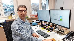 Kämmerer Andreas Irmler am Arbeitsplatz. Im Gemeinderat erläuterte er den Haushaltsplan 2025. Bild: Hartmut Ferenschild