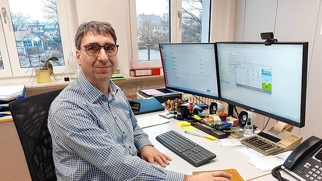 Kämmerer Andreas Irmler am Arbeitsplatz. Im Gemeinderat erläuterte er den Haushaltsplan 2025. Bild: Hartmut Ferenschild