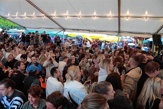 Bild 29: Ein Prosit der Gemütlichkeit! Fotos vom zweiten Abend beim Reichenauer Weinfest 2025
