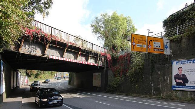 Die so genannte Millionenschlucht: Bislang fahren oben Züge und unten, auf der Eckenerstraße/B31, Autos und Lastwagen.