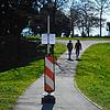 Unübersehbar: An allen Zugängen zur Friedrichshafener Uferpromenade stehen Hinweisschilder, dass der Durchgang erlaubt, das Verweilen ...