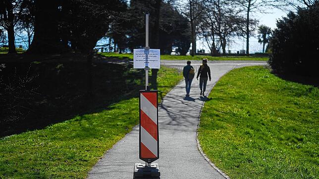 Unübersehbar: An allen Zugängen zur Friedrichshafener Uferpromenade stehen Hinweisschilder, dass der Durchgang erlaubt, das Verweilen ...