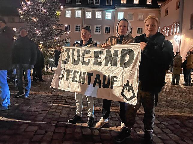 „Jugend steht auf“ steht auf diesem Banner. Unten rechts ist ein Zeichen zu sehen, das wohl das der Jungen Alternative sein ...