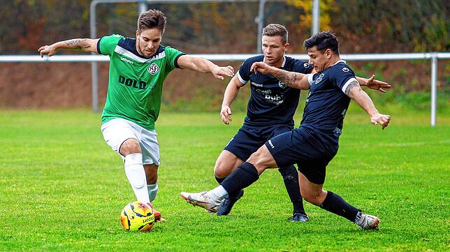 Der Furtwanger Pietro Morreale versucht, sich gegen die beiden Marbacher Dominic Fischer und Michael Effinger (rechts). Eine Szene aus ...