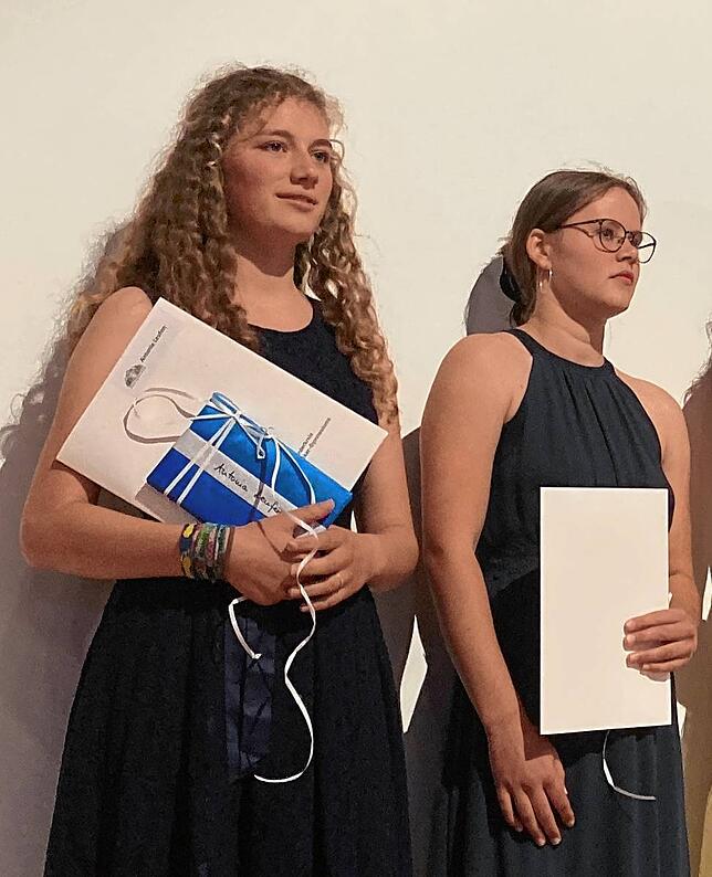 Antonia Läufen (links) erhielt den Scheffelpreis der Literarischen Gesellschaft und Lena Just die Alfred-Maul-Gedächtnismedaille für ...