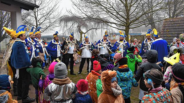 Eltern und Kinder des Kindergartens Käppele auf der Insel Reichenau freuen sich über die Befreiung durch den Narrenverein Grundel, ...