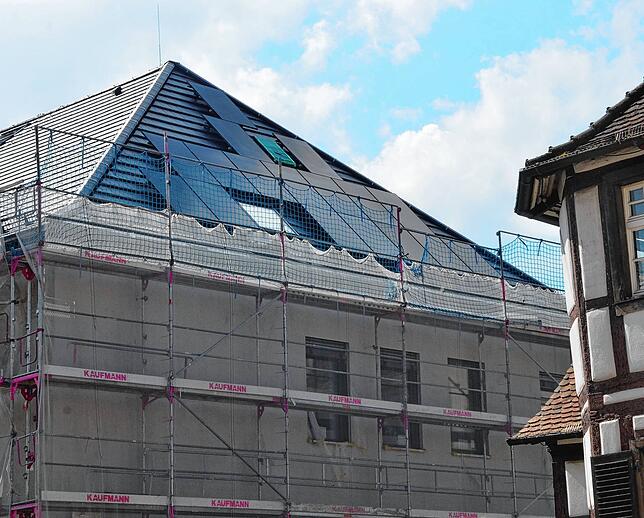 Klimaschutz durch PV-Anlagen auf dem Rathausdach. Die bislang genutzte Fläche auf stadteigenen Gebäuden ist aber nur sehr gering.