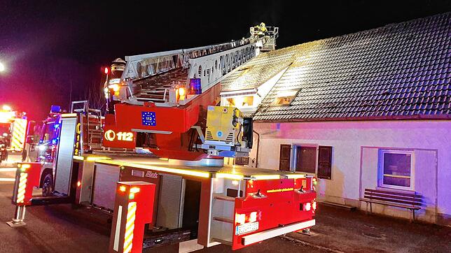 Die Feuerwehr Pfullendorf rückt zu einem Kaminschwelbrand eines Wohnhauses in Sylvenstal aus. Verletzt wird dabei niemand.
