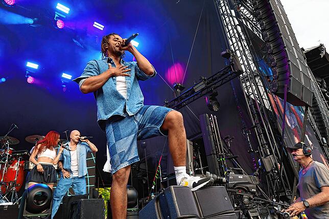 Bild 23: Hier spielt die Musik! Fans tanzen vor den Bühnen beim Campus-Festival 2025
