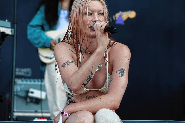 Bild 6: Southside Festival 2025: Der Auftritt von Wet Leg in Bildern