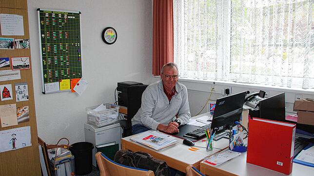 Rektor Thomas Laubis und das Lehrerkollegium an der Grundschule in Weizen haben alle Hände voll zu tun, um das tägliche Arbeitspensum ...