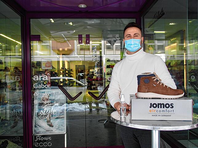 Im Schuhhaus können die Kunden bestellte Schuhe abholen. Inhaber Falk Wöhrle fährt aber auch auf Wunsch Schuhe zur Kundschaft.